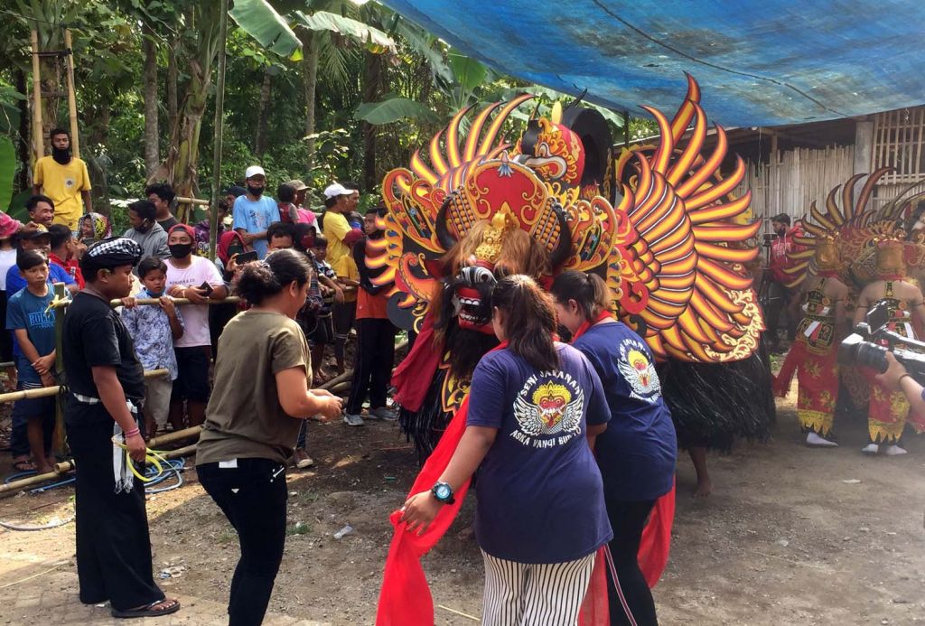 Para pegiat seni jaranan Banyuwangi saat tampil di sebuah acara hajatan