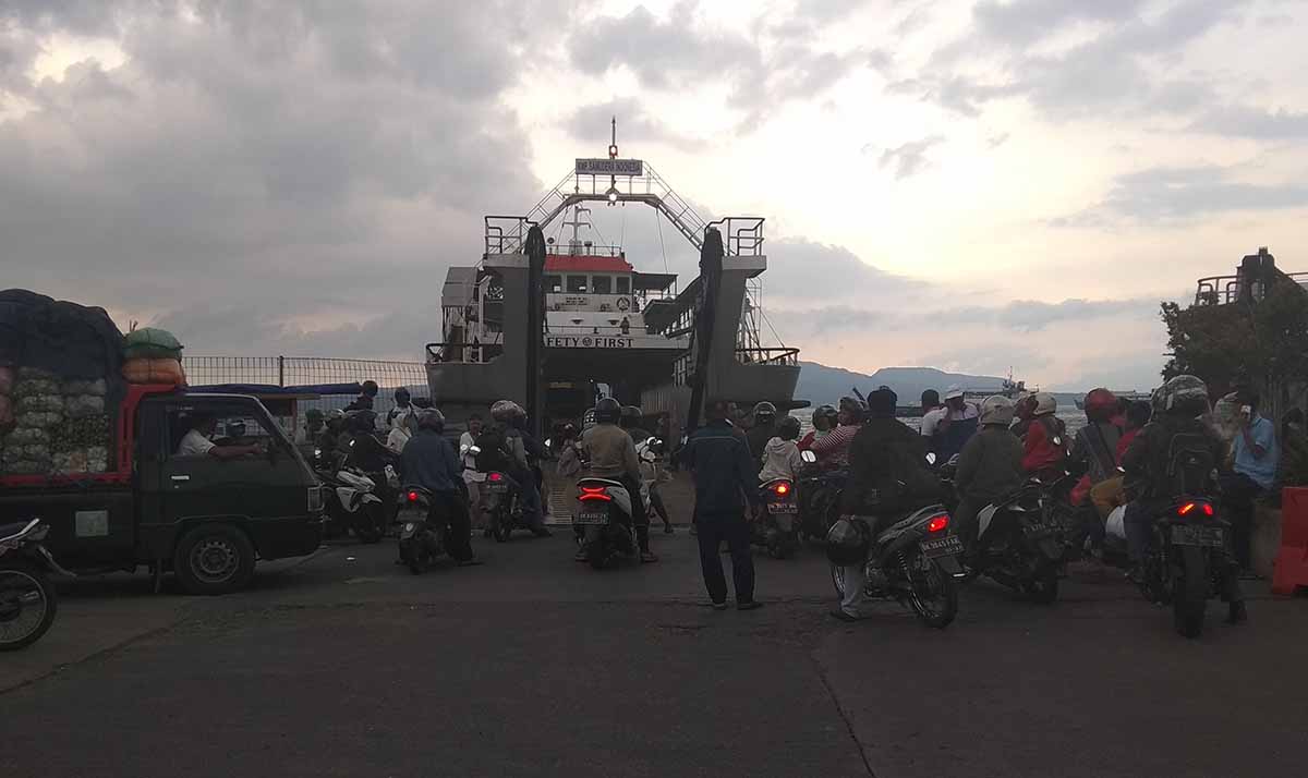 Aktivitas di Pelabuhan Ketapang Banyuwangi yang sempat ditutup 