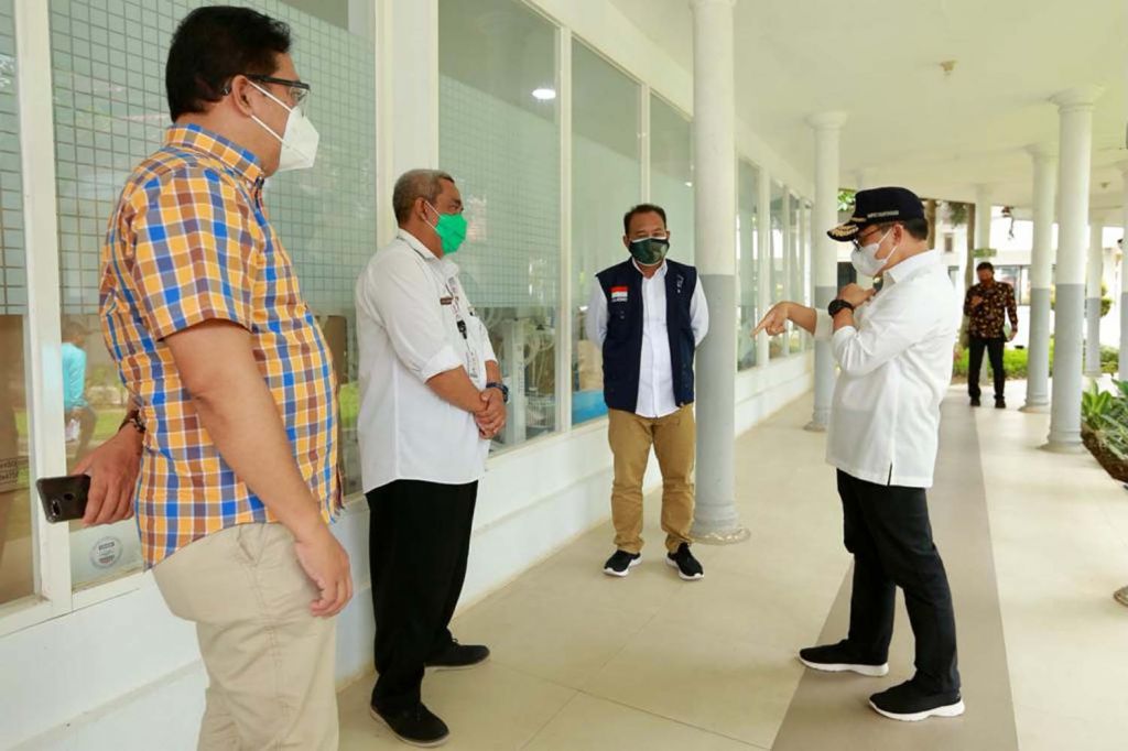 Bupati Banyuwangi Abdullah Azwar Anas saat meninjau fasilitas pelayanan Covid-19 di RSUD Genteng