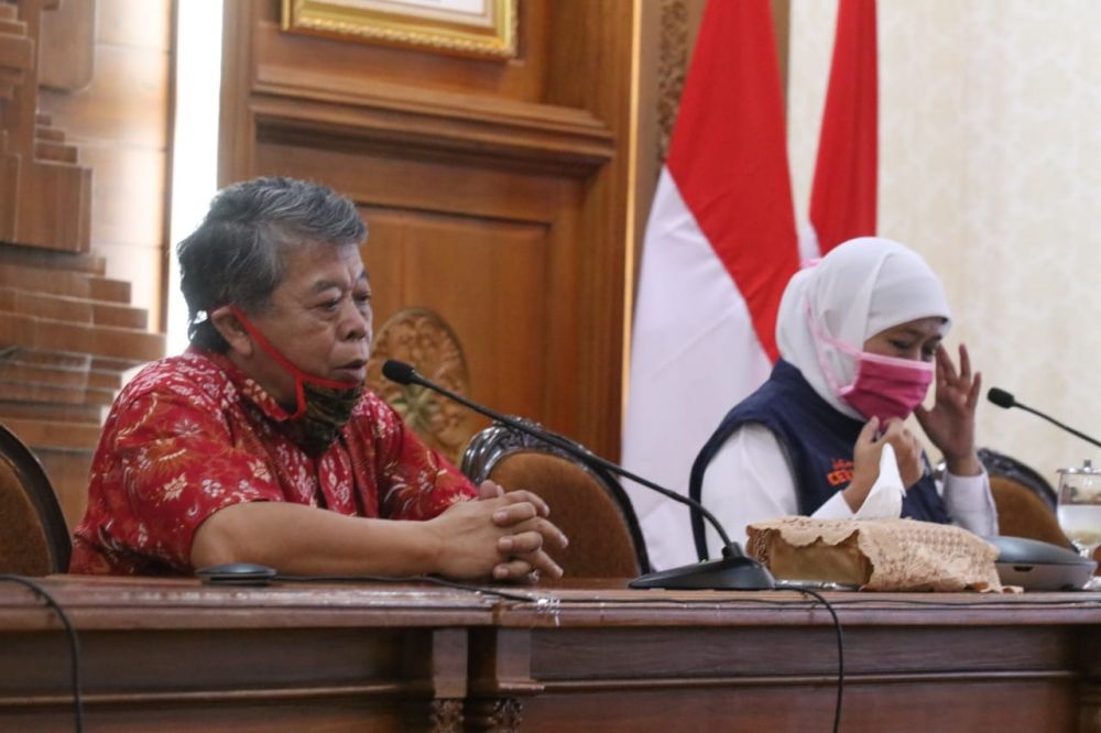 Ketua DPRD Jatim Kusnadi bersama Gubernur Jatim Khofifah Indar Parawansa di Gedung Negara Grahadi, Surabaya, Jumat (17/4/2020)