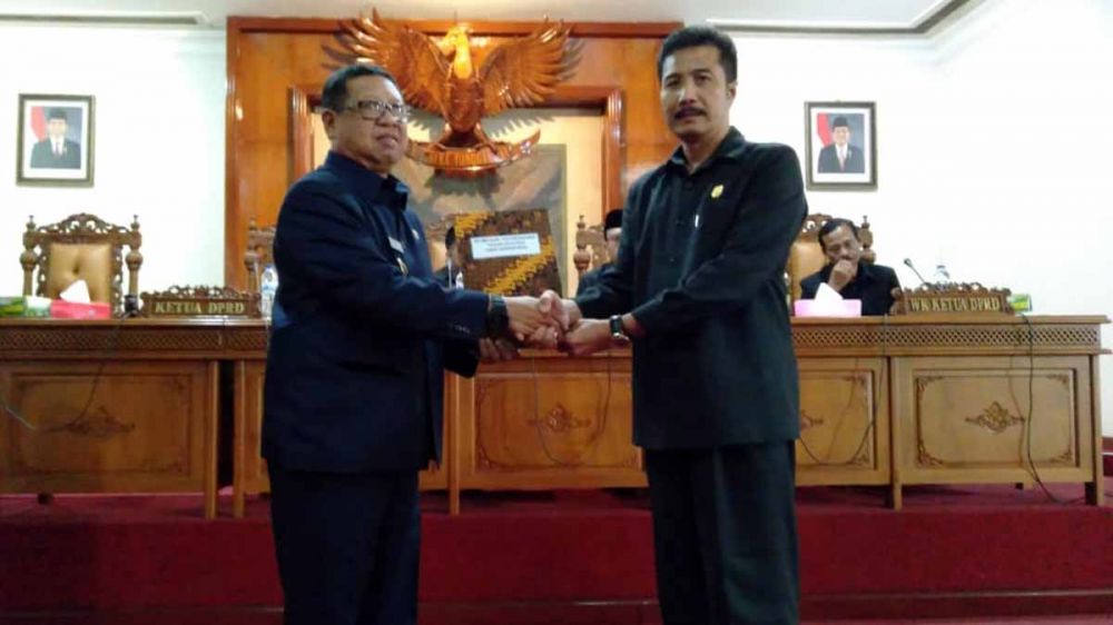 Ketua DPRD Kabupaten Tulungagung periode 2014-2019, Supriyono (kanan)