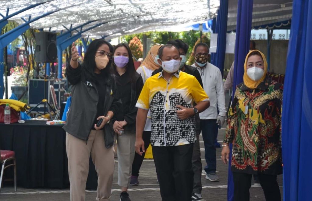 Ketua Golkar Jatim Muhammad Sarmuji saat meninjau pelaksanaan vaksinasi di PT HM Sampoerna, Rungkut, Surabaya