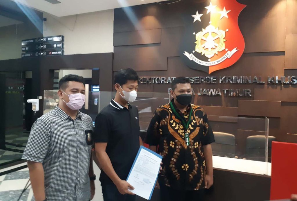 Ketua HMI Kediri, Faizal Kurniawan bersama kuasa hukum saat melapor di Polda Jatim