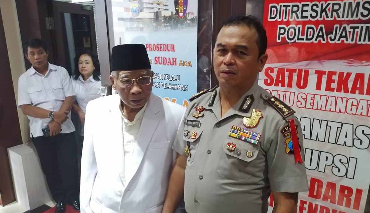 Ketua MUI Jatim KH Abdusshomad Bukhori bersama Kabid Humas Polda Jatim Kombes Pol Frans Barung Mangera di Mapolda Jatim/jatimnow.com