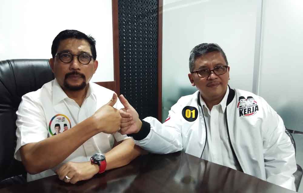 Ketua Tim Kemenangan Daerah (TKD) Jatim, Machfud Arifin (kiri) bersama Ketua Tim Kemenangan Nasional Jokowi, Hasto Kristiyanto