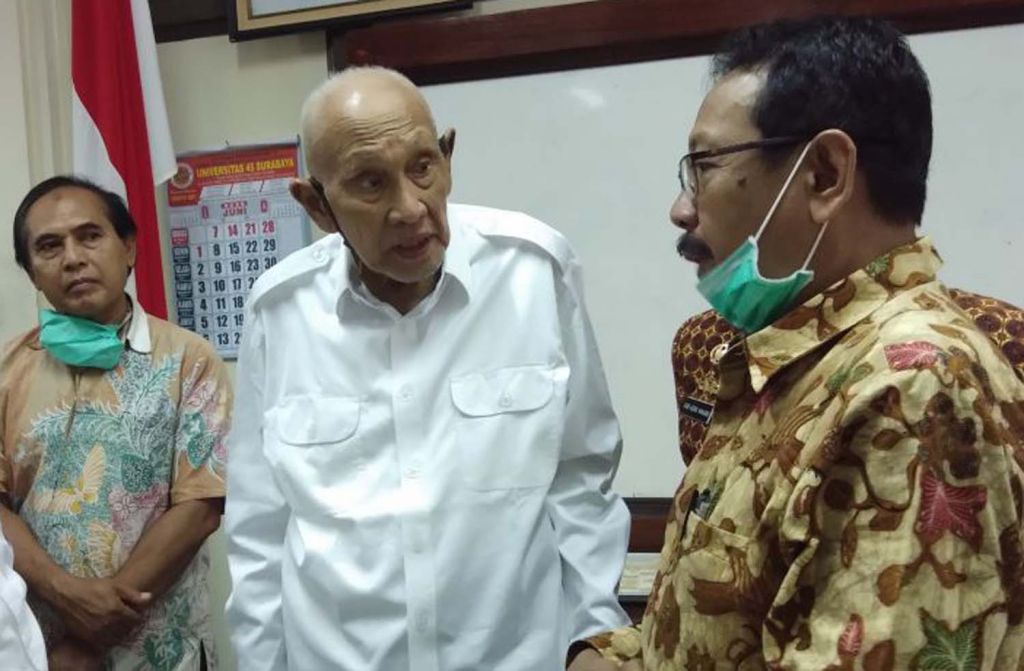 Ketua Umum DHD 45 Jawa Timur Mustahid Astari (tengah) - Foto: Dok. jatimnow.com