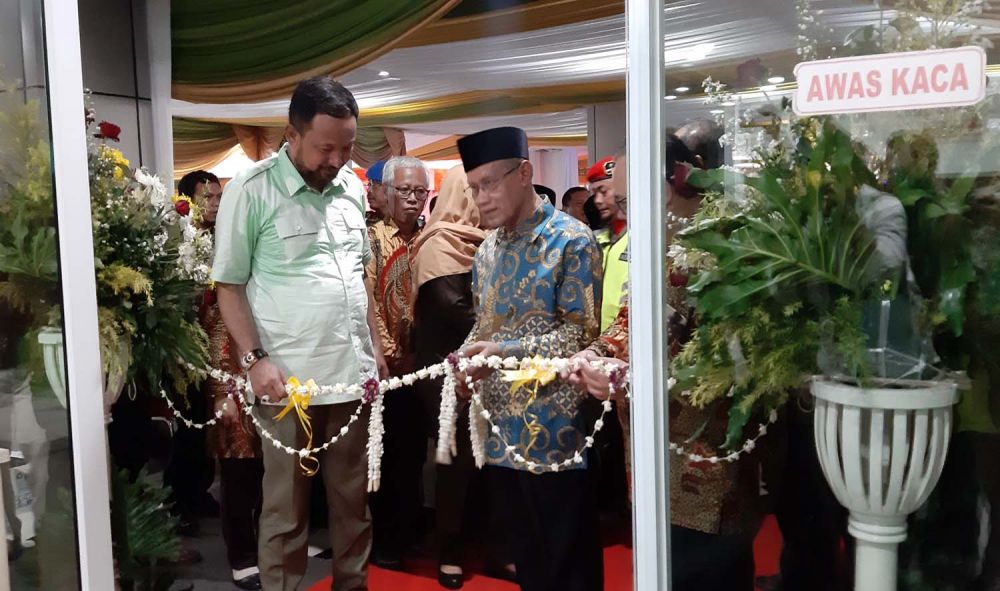 Ketum PP Muhamadiyah Haedar Nashir (kanan) dan Bupati Ponorogo Ipong Muchlissoni saat meresmikan RS Muhammdiyah di Ponorogo