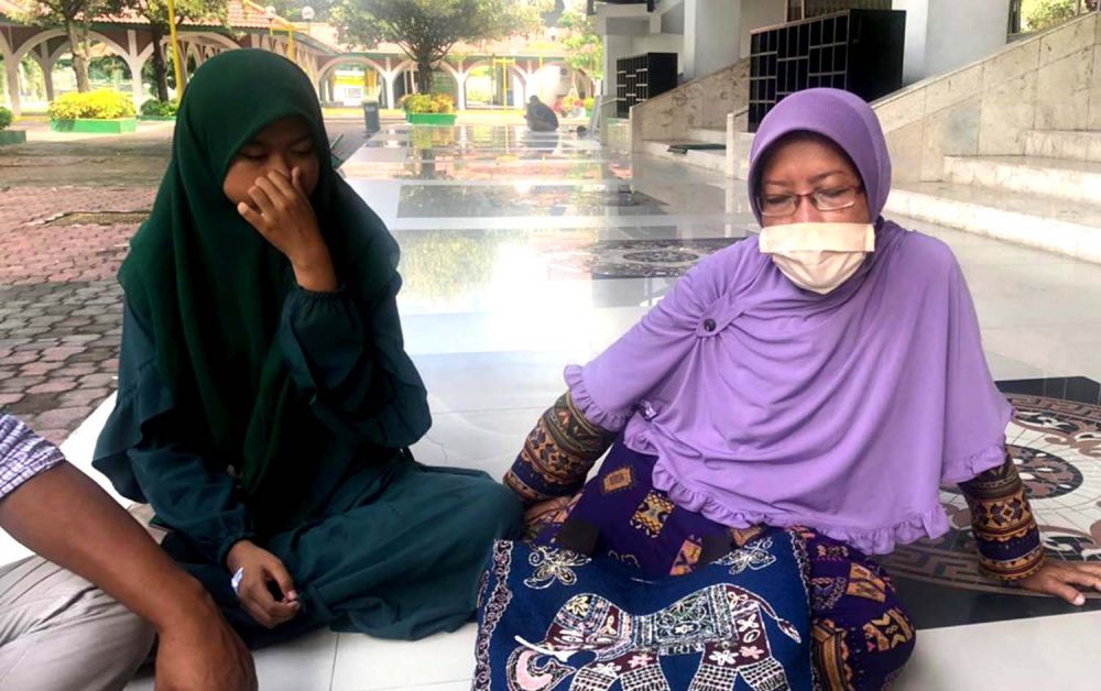 Khusnul Khatimah (kanan) dan anaknya saat masih tinggal di salah satu masjid di Gresik