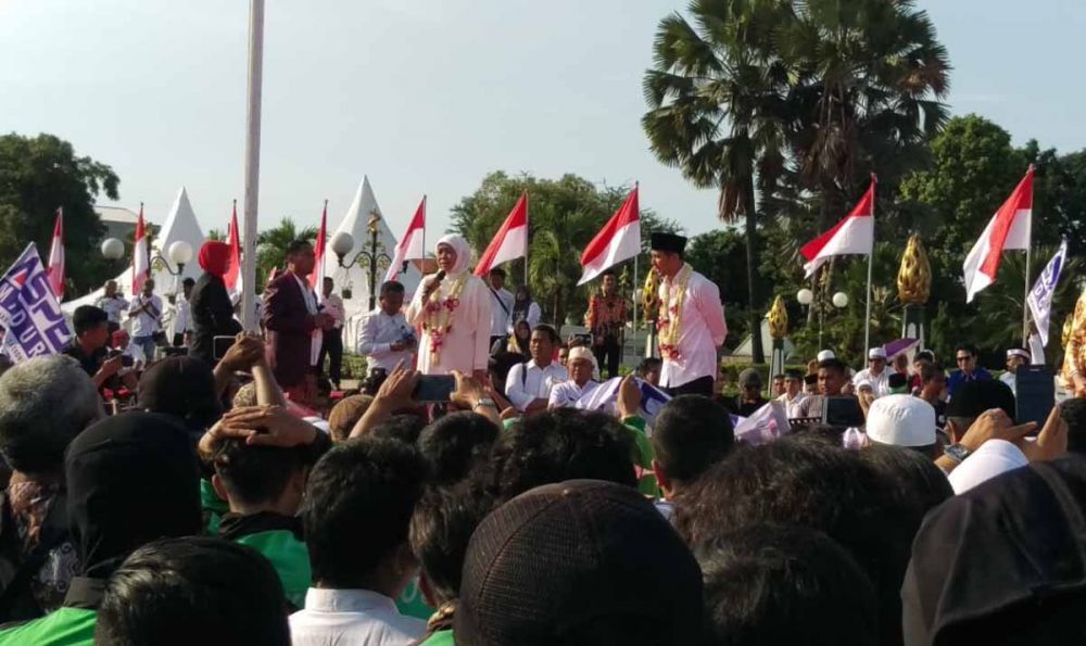Gubernur dan Wakil Gubernur, Khofifah-Emil saat pidato kerakyatan di Tugu Pahlawan Surabaya