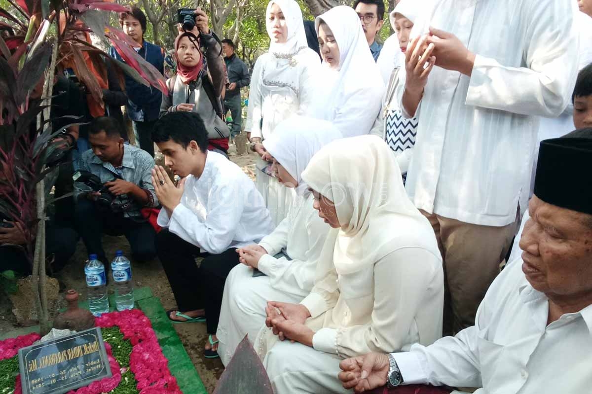 Gubrenur Khofifah saat bersama penumpang kapal mudik gratis