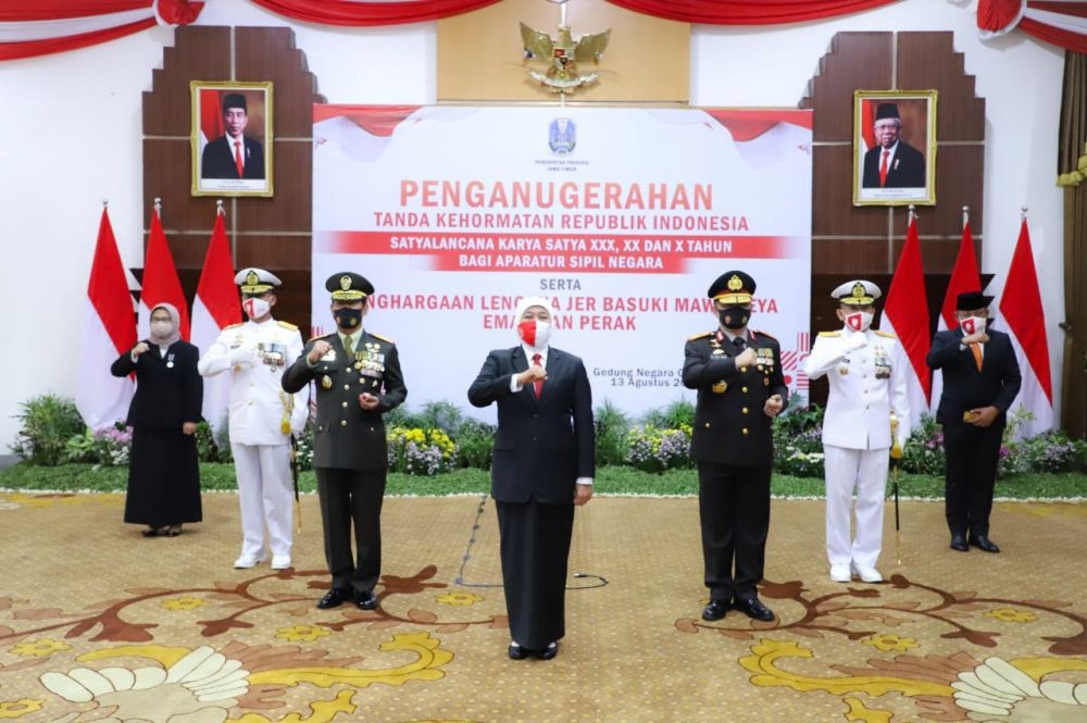 Penyerahan penghargaan untuk empat tokoh dan 30 ASN di Jatim