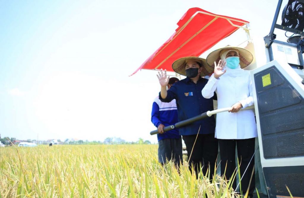 Gubernur Jawa Timur Khofifah Indar Parawansa bersama Menteri BUMN Erick Thohir (Foto: Dok. Pemprov Jatim)