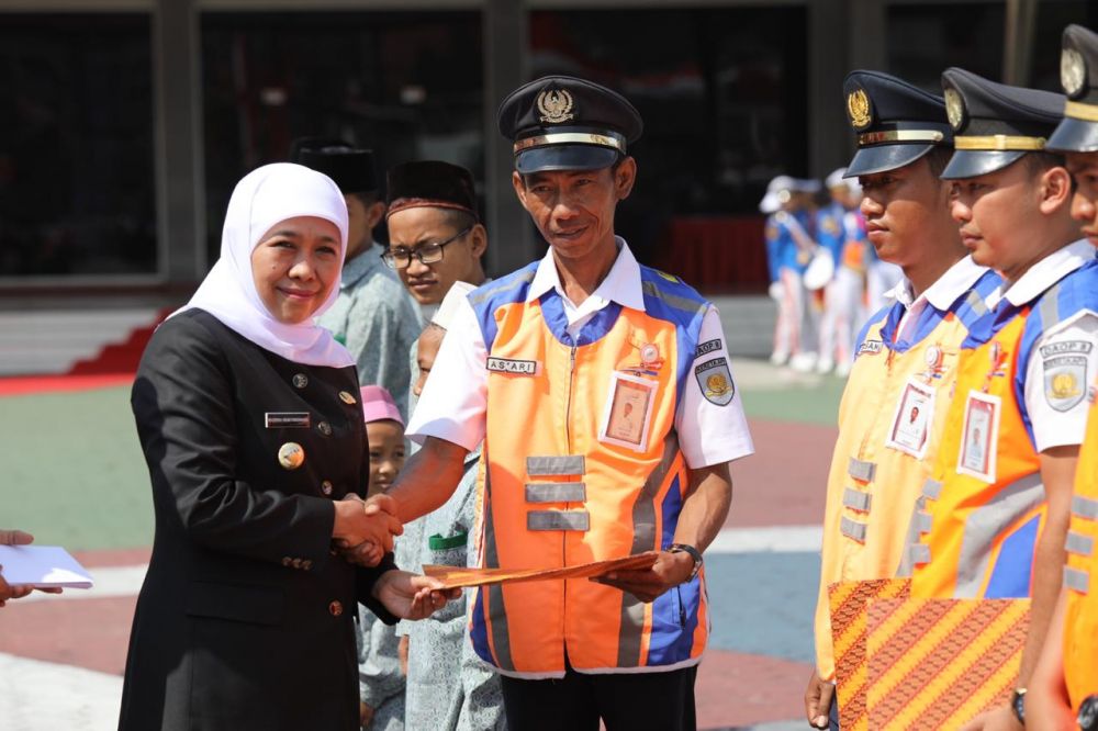 Gubernur Khofifah memberikan apresiasi kepada petugas perhubungan dalam Peringatan Hari Perhubungan Nasional Tahun 2019