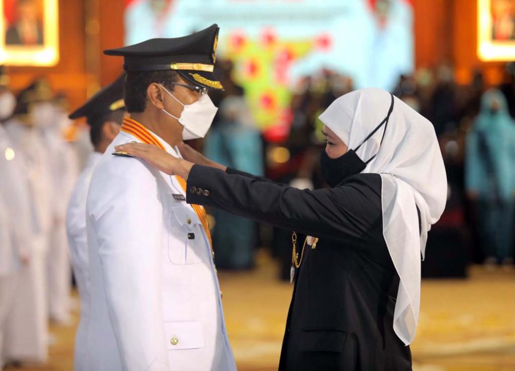 Gubernur Jatim Khofifah Indar Parawansa saat melantik Saifullah Yusuf (Gus Ipul) sebagai wali kota Pasuruan