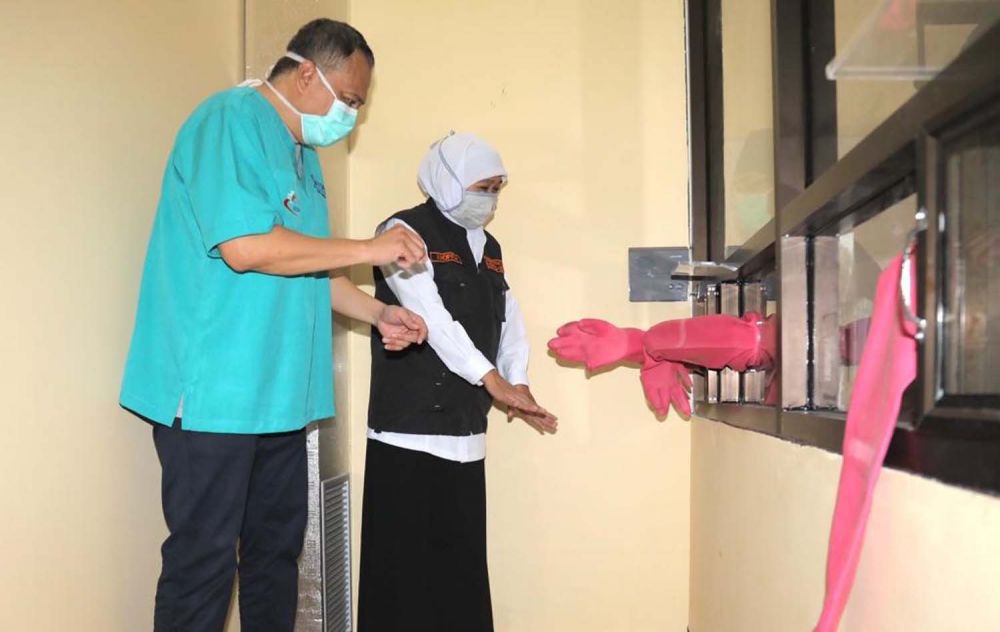 Gubernur Jatim Khofifah Indar Parawansa saat meninjau ruang khusus Covid-19 di RSSA Kota Malang