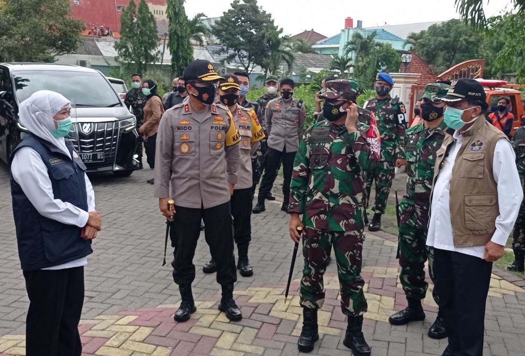 Gubernur Khofifah dan Forkompimda serta KPU Jatim meninjau TPS di Gresik