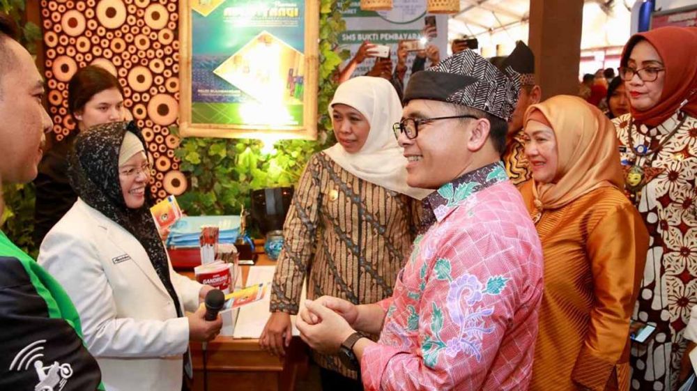 Gubernur Khofifah dan Bupati Anas berbincang dengan peserta Pameran dan Simposium Pelayanan Publik di Banyuwangi 
