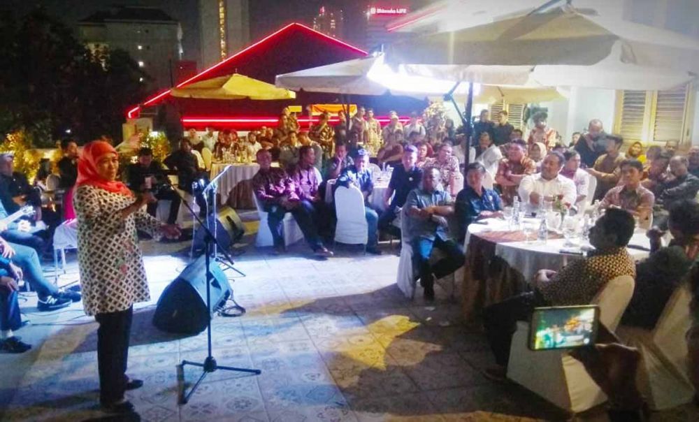 Gubernur Jatim, Khofifah Indar Parawansa (berdiri) saat berdiskusi bersama pimpinan media dan jurnalis di Balkon Grahadi