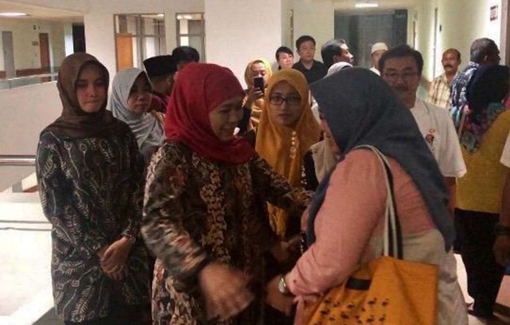 Gubernur Khofifah saat melayat dan menyampaikan belasungkawa kepada keluarga KH Fuad Amin di RSU dr Soetomo, Surabaya