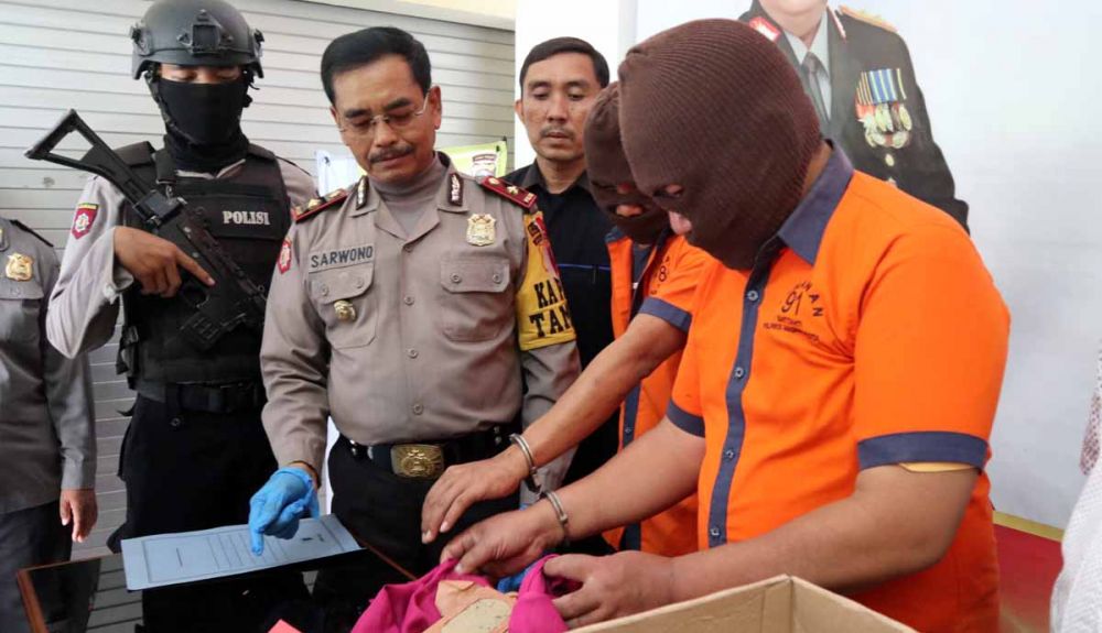 KW, sang kiai gadungan mempraktikkan ritual penggandaan uang tipu-tipu di Mapolres Madiun Kota