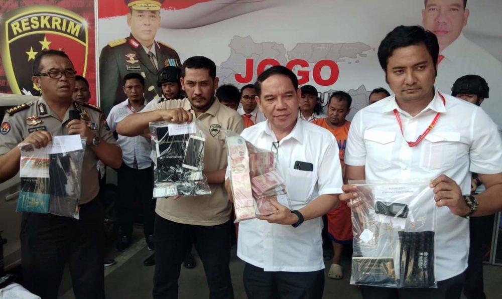 Barang bukti sindikat penggandaan uang abal-abal dan para tersangka dibeber di Gedung Ditreskrimum Polda Jatim
