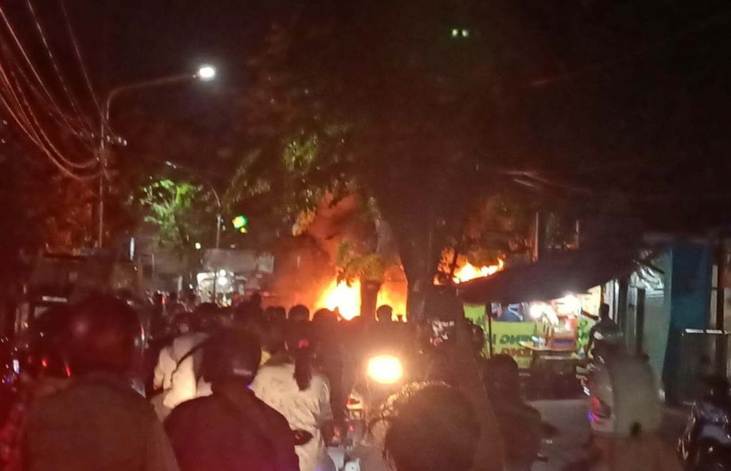 Kios bensin di Surabaya terbakar (Foto-foto: Info Kedaruratan 112 Surabaya)