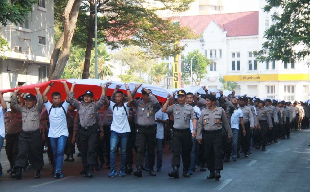Parade Merah Putih dari Surabaya, dimulai dengan kirab 210 meter bendera merah putih