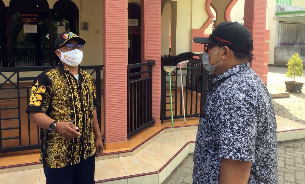 Kades Ringintelu, Budi Santoso (pakai baju batik warna kuning) di Masjid Yudomulyo, tempat klaster tarawih ditemukan