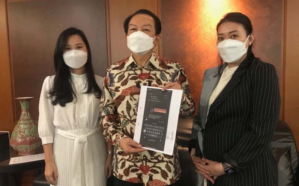 Dua dokter yang bertugas di Klinik Kecantikan L'Viors Surabaya didampingi penasehat hukumnya H.K Kosasih