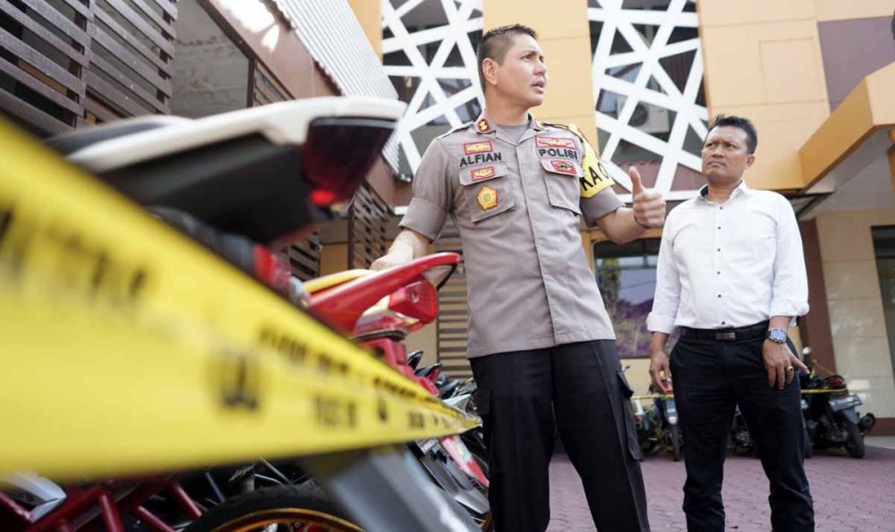 Kapolres Probolinggo Kota AKBP Alfian Nurrizal dan Kasatreskrim AKP Nanang menunjukkan motor berknalpot brong yang mereka sita