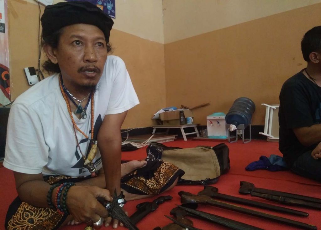 Roni Siswanto menunjukkan pusaka kuno dan bersejarah yang dikoleksinya