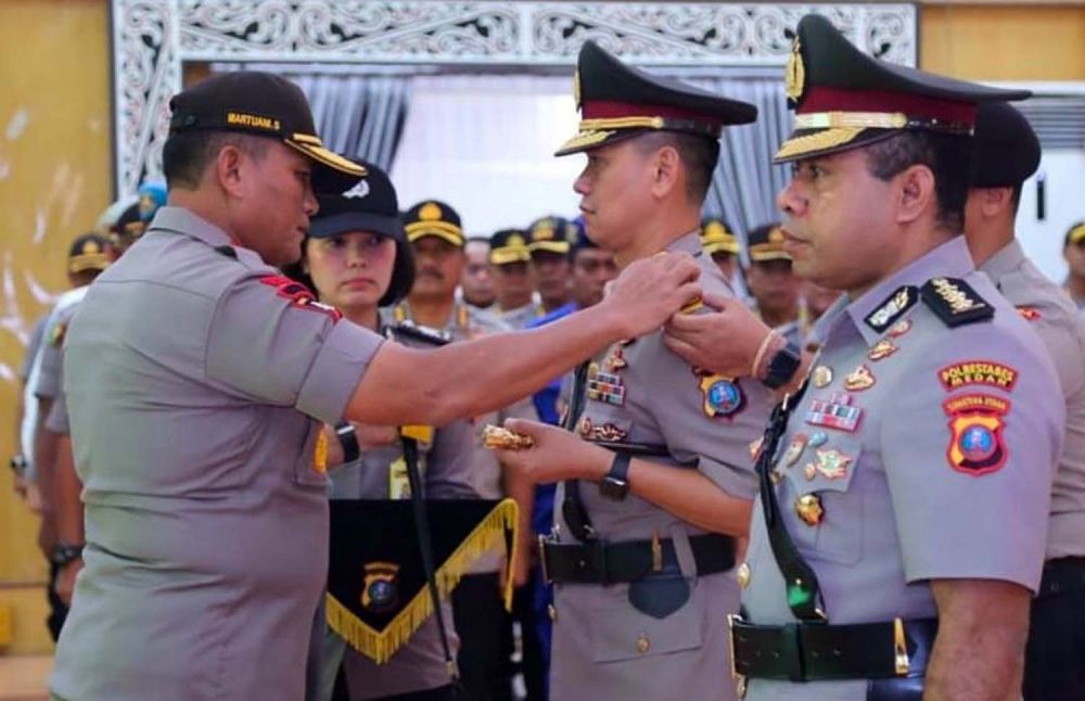 Kombes Pol Jhonny Eddizon Isir (kanan) saat dipercaya menjadi Kapolrestabes Medan (Foto: Instagram Polrestabes Medan, 3 Januari 2020)
