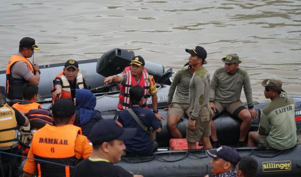 Kapolrestabes Surabaya Kombes Pol Rudi Setiawan saat ikut mencari orang tenggelam di Kali Jagir