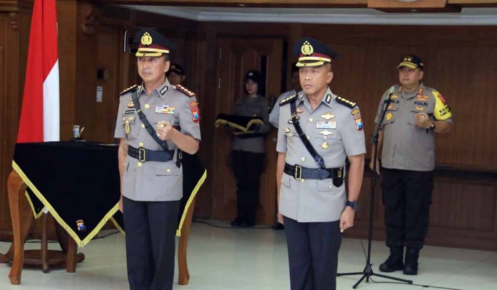 Kapolrestabes Surabaya, Kombes Pol Sandi Nugroho (kiri)