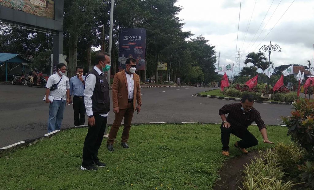 Komisi C DPRD saat melakukan sidak di dua taman di Kota Batu