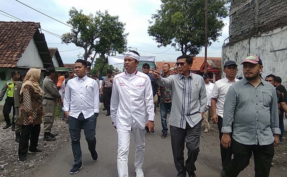 Wakil Ketua Komisi IV DPR RI Dedi Mulyadi bersama rombongan saat sidak ke lokasi pembuangan limbah plastik impor di Mojokerto