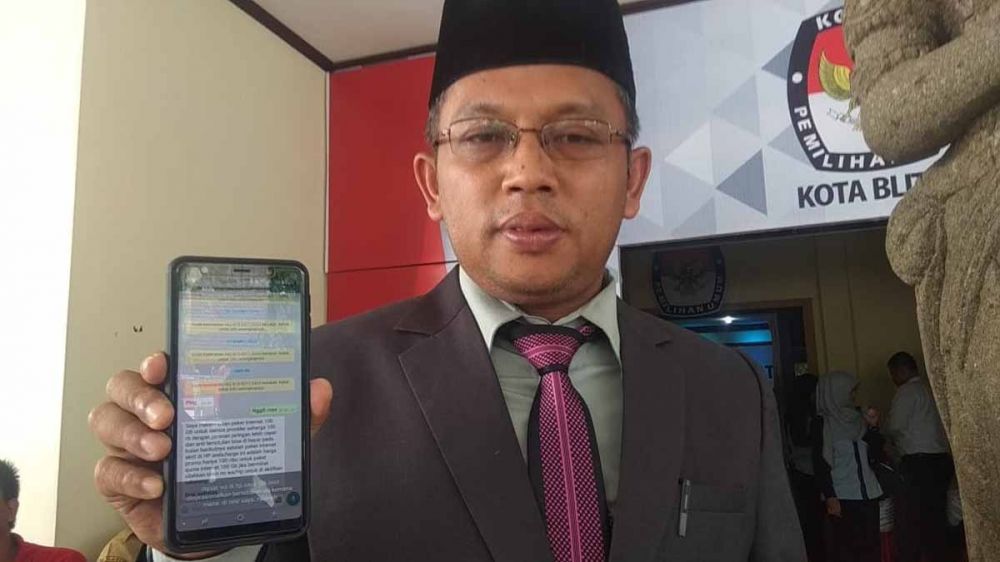 Komisioner KPU Kota Blitar Divisi Teknis, Mashudi menunjukkan akun WhatsApp miliknya yang dihack