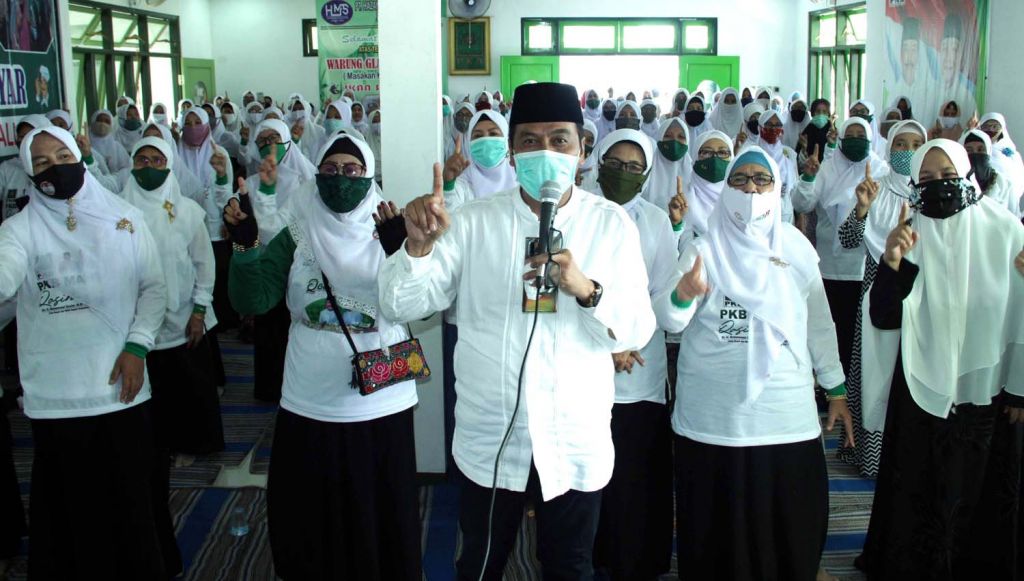 Cabup Gresik Qosim menyapa para pendukungnya