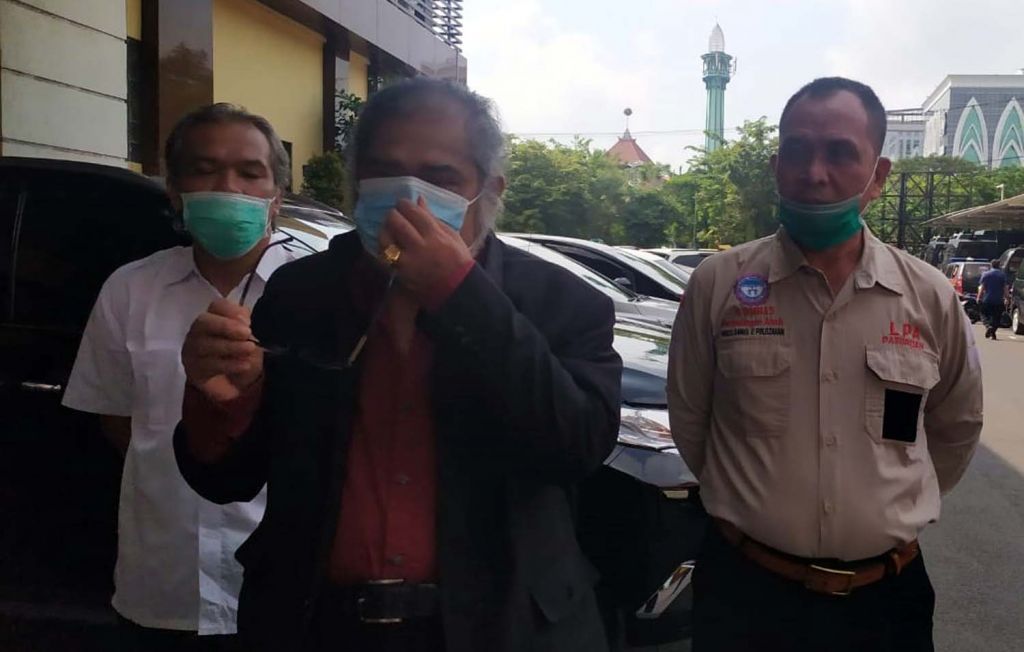 Ketua Komnas PA, Arist Merdeka Sirait (tengah) saat berada di Mapolda Jatim