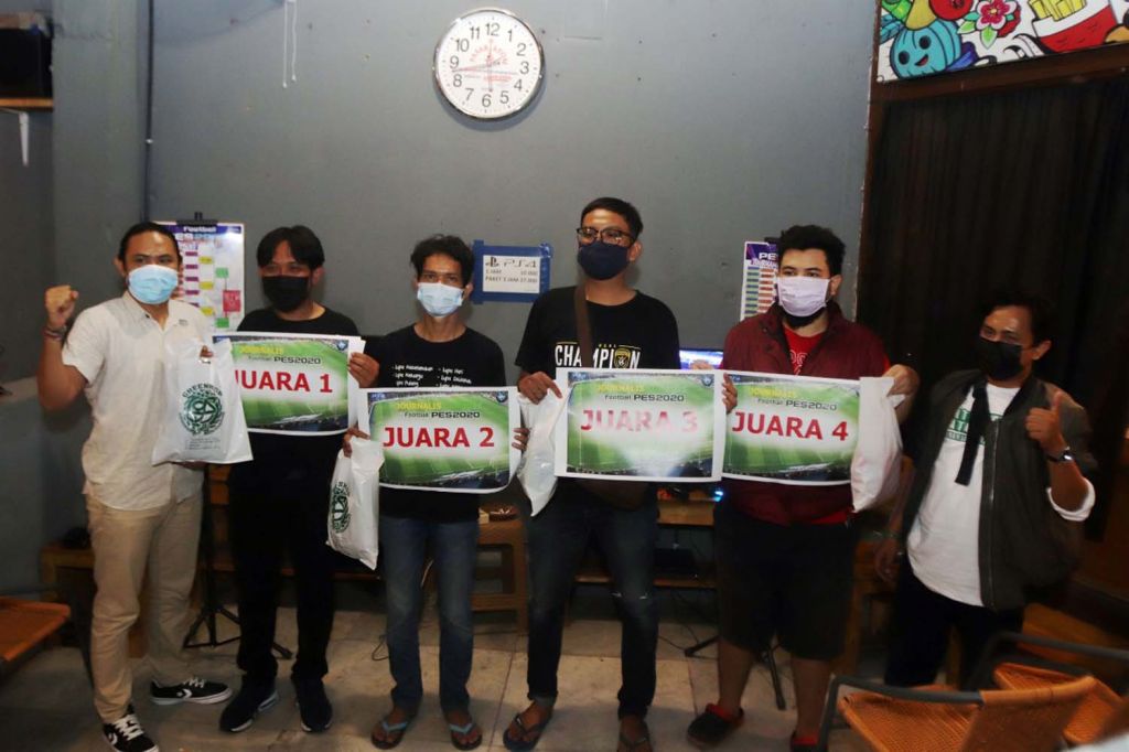 Empat jurnalis di Surabaya yang menjadi pemenang dalam Kompetisi PES 2021 PS4