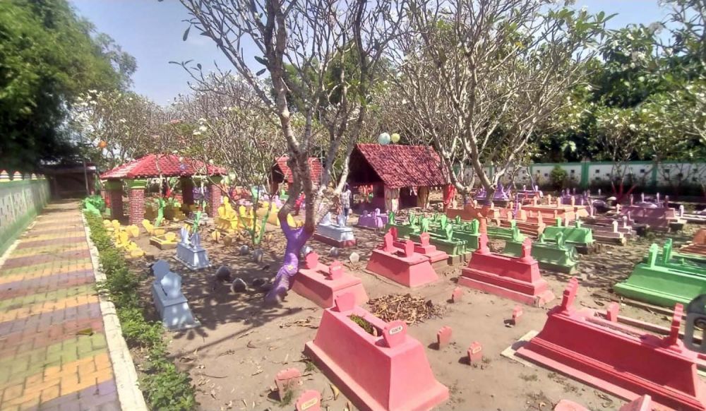 Komplek makam aneka warna di Dukuh Nguwot, Kelurahan Tawangrejo, Kecamatan Manguharjo, Kota Madiun (Foto: Istimewa)
