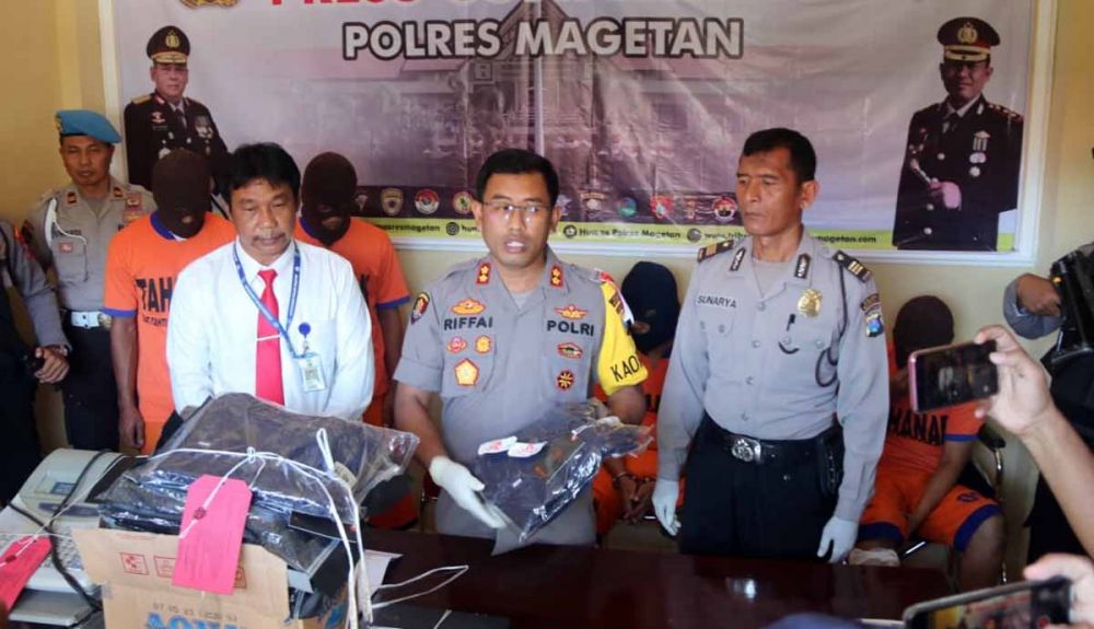 Kapolres Magetan, AKBP Muhammad Rifai menunjukkan barang bukti hasil kejahatan para pelaku