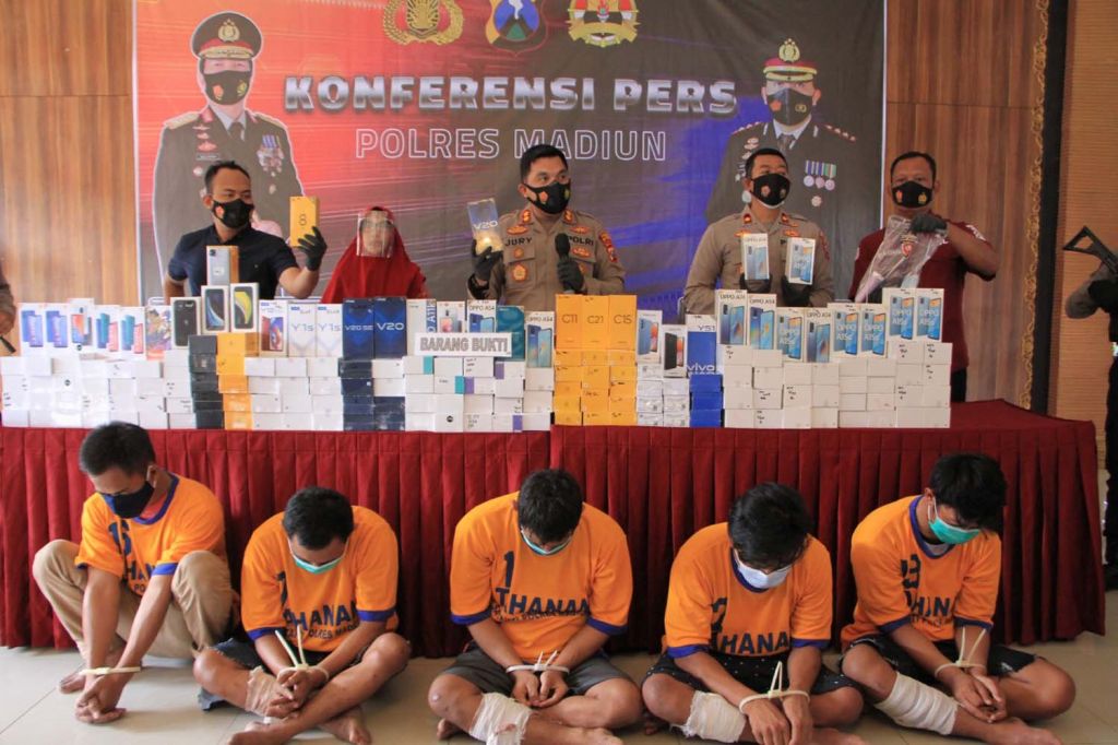 Para pelaku pembobolan konter HP dan barang bukti dibeber di Mapolres Madiun
