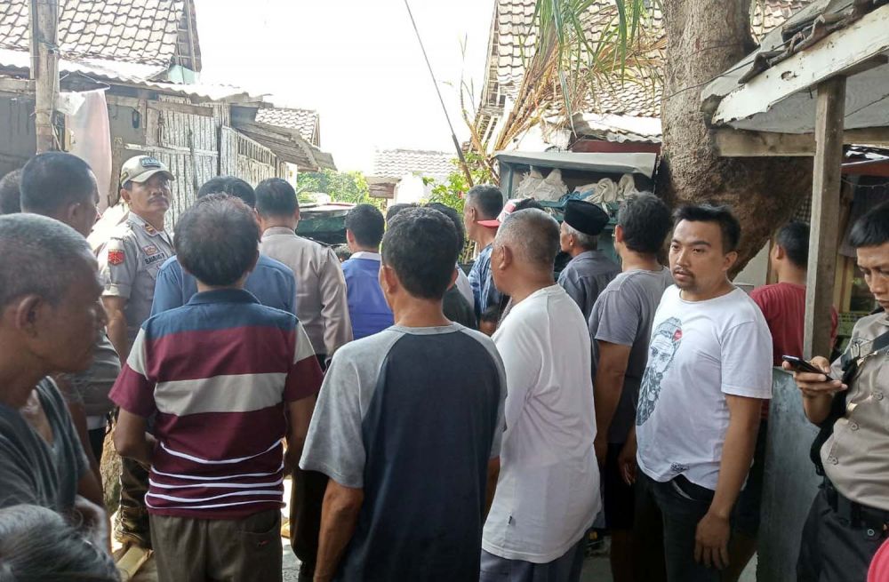 Polisi dibantu warga mengamankan tiga pencuri asal Demak, Jawa Tengah, yang tertangkap di Situbondo