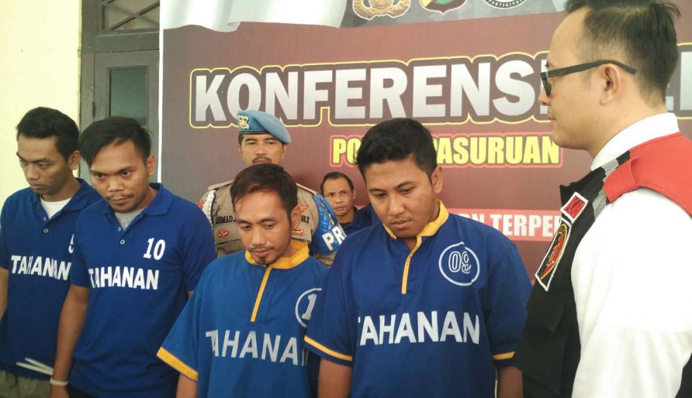 Kasatreskrim Polres Pasuruan AKP Dewa Yogantara menginterogasi keempat pelaku