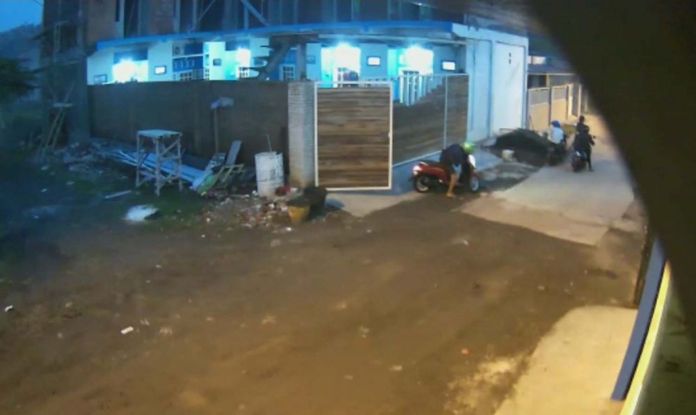 Tangkapan layar video rekaman CCTV aksi komplotan pencuri motor di Mojokerto