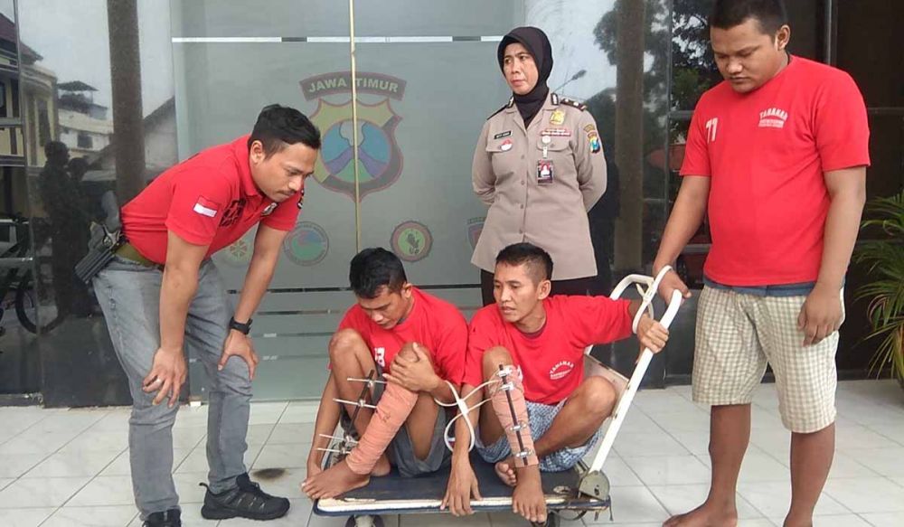 Dua pelaku dari komplotan pencuri pikap L300 ditembak kakinya karena melawan saat ditangkap