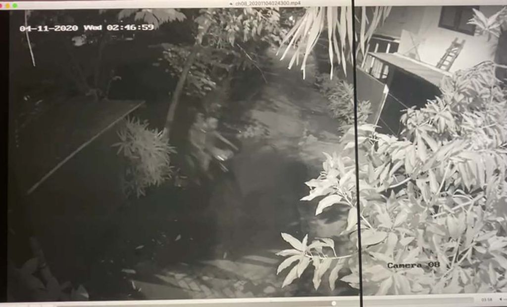 Tangkapan layar video rekaman CCTV yang merekam aksi para pelaku