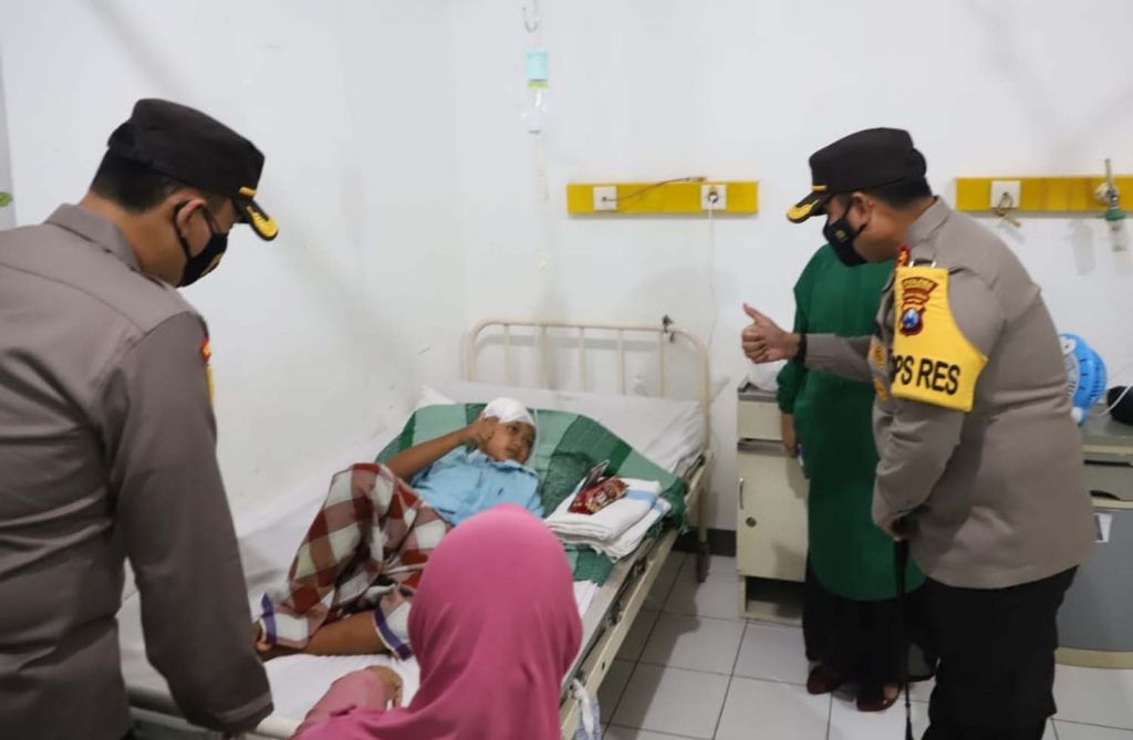 Mojokerto AKBP Dony Alexander dan Serdik Sespimmen Polri Dikreg 61 Kompol David Triyo Prasojo (kiri) saat memberikan trauma healing