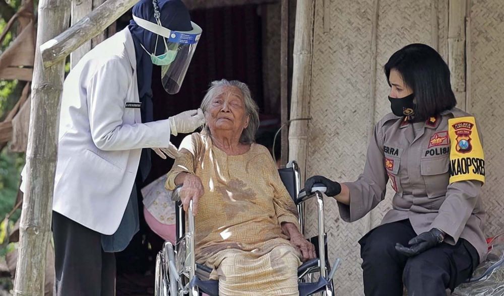 Wakapolres Lamongan Kompol Dies Ferra Ningtyas saat memberikan bantuan kepada Sumiati (71)
